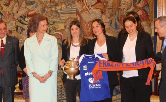 Doña Sofía durante la audiencia al equipo "Balonmano Bera Bera", reciente ganador de la Copa de S.M. la Reina de Balonmano en su XXXV edición